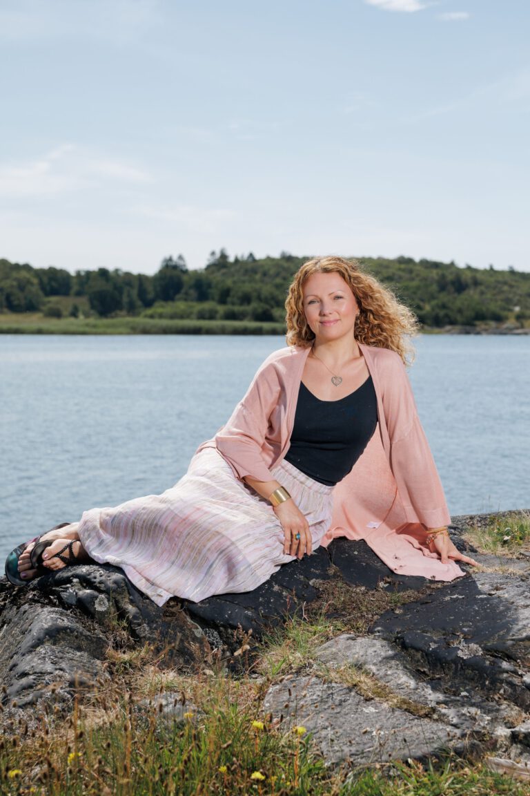 Kvinna vid vattnet en sommardag. Sorgbearbetning och Coaching med Julija Kondovska