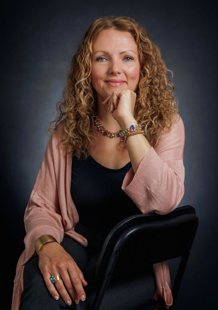 Julija sitter på en stol, en portträttbild. Sorgbearbetning och Coaching med Julija