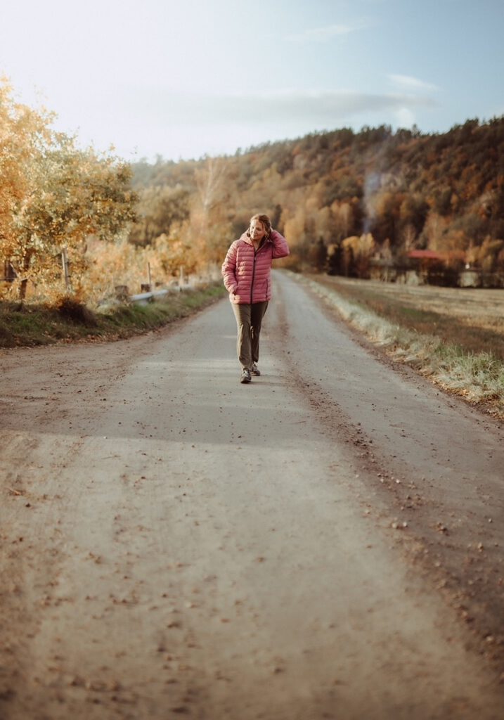 Julija Kondovska går på en stig bland höstlöv. Coaching med Julija Kondovska